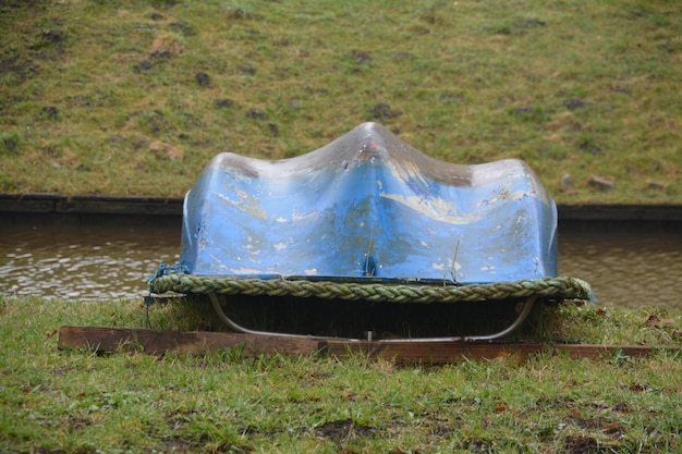 Foto hochwinkelansicht eines umgekehrten bootes über dem kanal