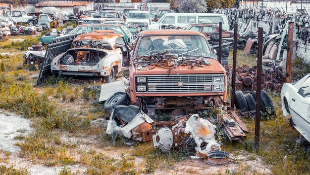 Foto hochwinkelansicht eines verlassenen autos auf dem feld