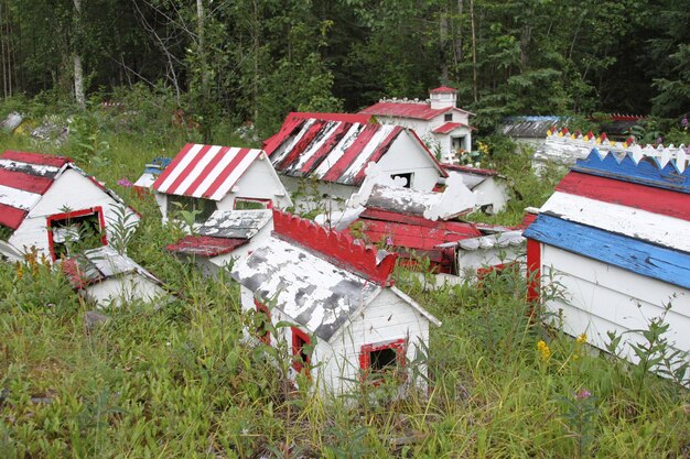 Hochwinkelansicht eines verlassenen Hauses auf dem Feld