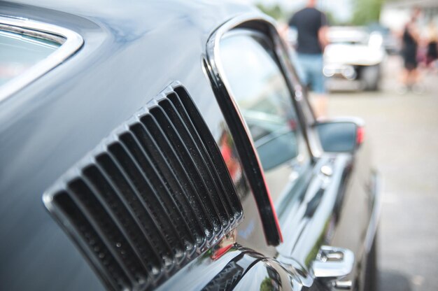 Hochwinkelansicht eines Vintage-Autos auf der Straße