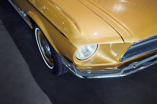Hochwinkelansicht eines Vintage-Autos auf der Straße