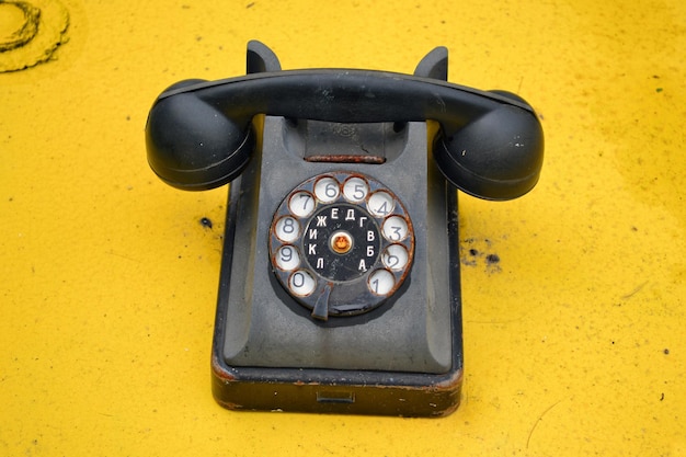 Foto hochwinkelansicht eines vintage-telefons