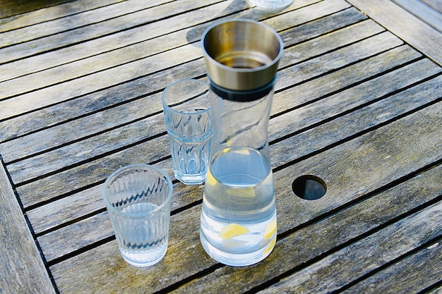 Foto hochwinkelansicht eines wasserglases auf dem tisch