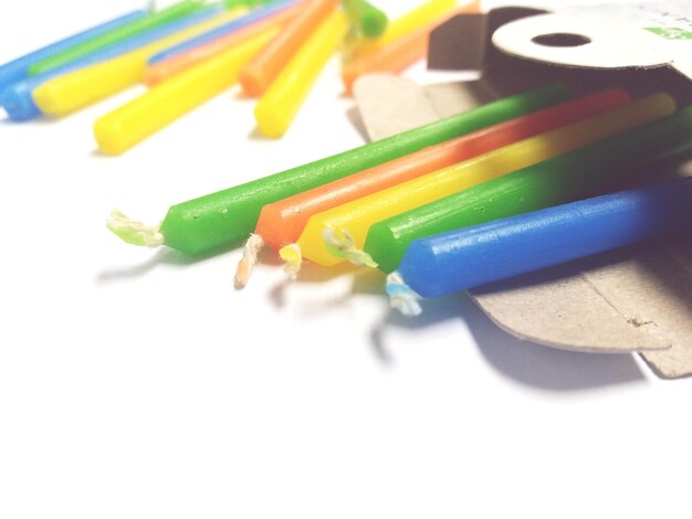 Hochwinkelansicht farbiger Bleistifte auf einem weißen Tisch