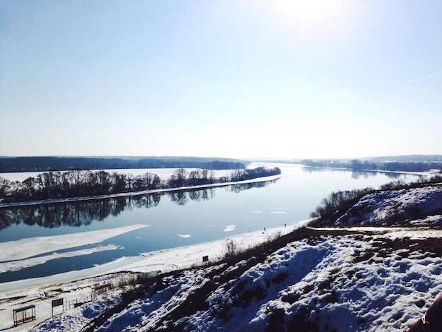 Hochwinkelansicht inmitten eines mit Schnee bedeckten Feldes gegen den Himmel