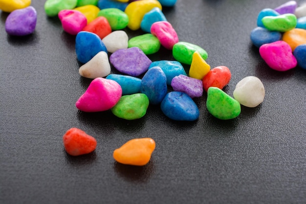 Hochwinkelansicht mehrfarbiger Süßigkeiten auf dem Tisch