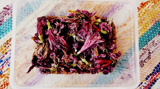 Foto hochwinkelansicht trockener blumen im behälter auf dem tisch