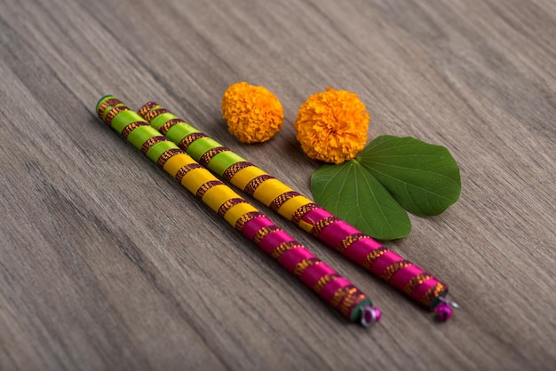 Foto hochwinkelansicht verschiedener blumen auf dem tisch