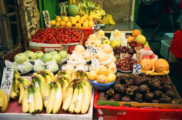 Hochwinkelansicht verschiedener Früchte auf dem Markt zum Verkauf