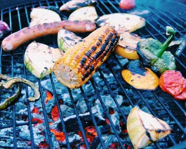 Hochwinkelansicht verschiedener Gemüse, die auf dem Grill gegrillt werden
