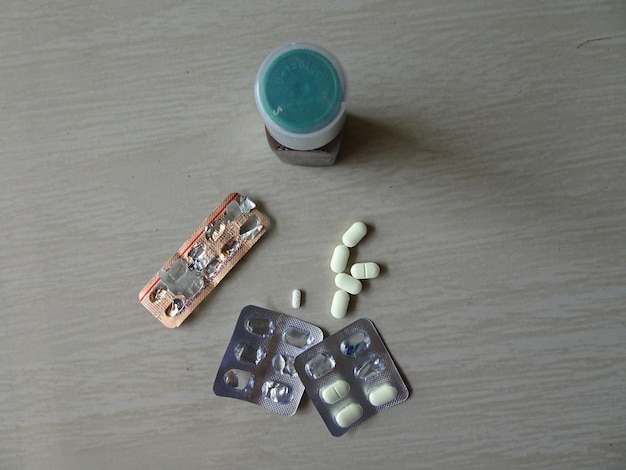 Foto hochwinkelansicht von arzneiflaschen auf dem tisch
