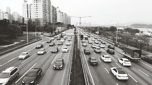 Hochwinkelansicht von Autos auf Autobahnen