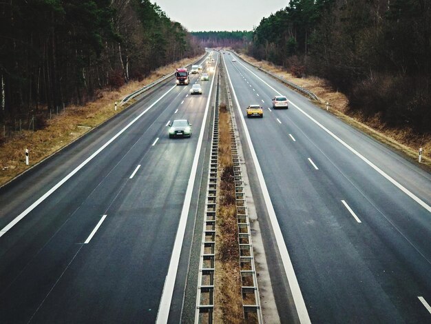 Foto hochwinkelansicht von autos auf der autobahn