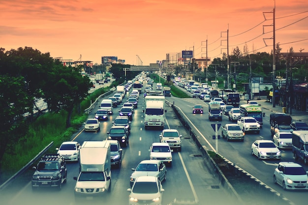 Hochwinkelansicht von Autos auf der Straße gegen den Himmel