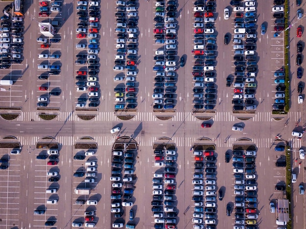 Hochwinkelansicht von Autos auf einem Parkplatz