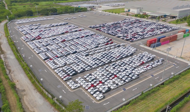 Hochwinkelansicht von Autos auf einem Parkplatz