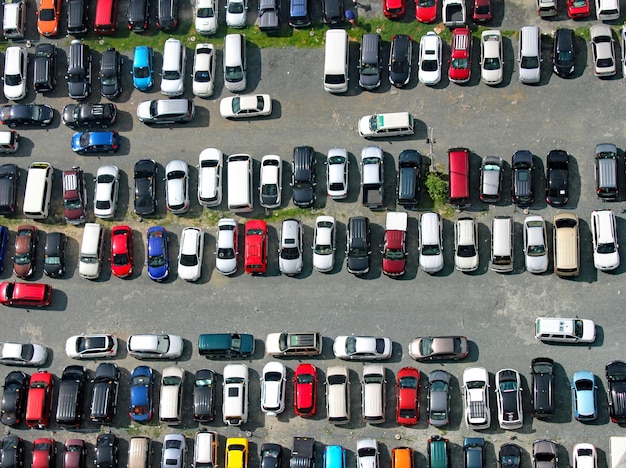 Hochwinkelansicht von Autos auf einem Parkplatz