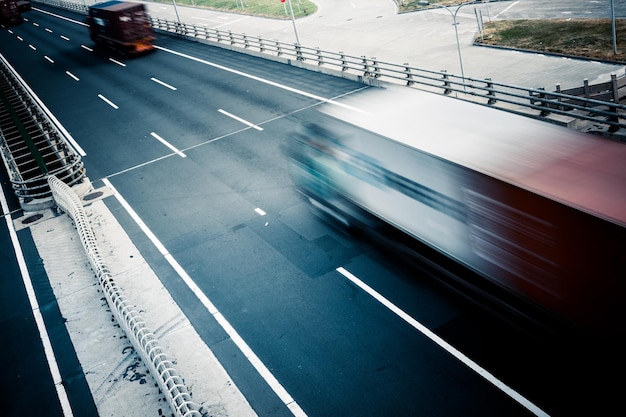 Foto hochwinkelansicht von autos auf straßen in der stadt