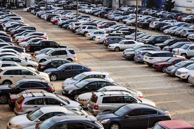 Hochwinkelansicht von Autos, die auf einem Parkplatz geparkt sind