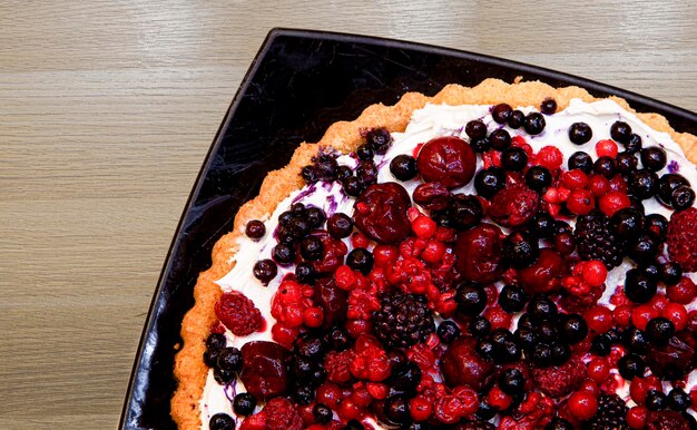 Hochwinkelansicht von Beeren auf dem Tisch