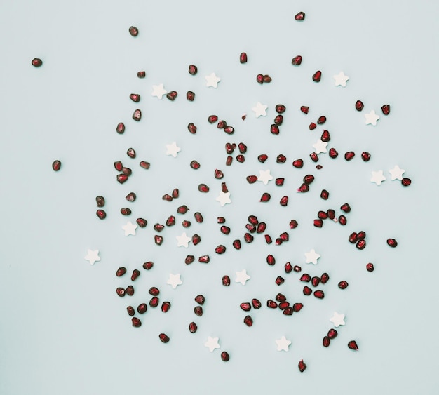 Hochwinkelansicht von Beeren auf weißem Hintergrund