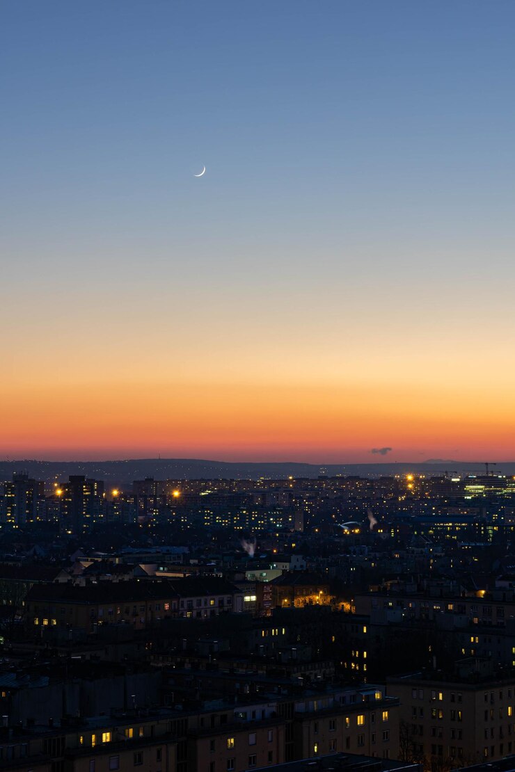 Foto hochwinkelansicht von beleuchteten gebäuden gegen den himmel bei nacht