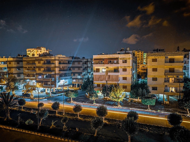 Foto hochwinkelansicht von beleuchteten gebäuden gegen den nachthimmel