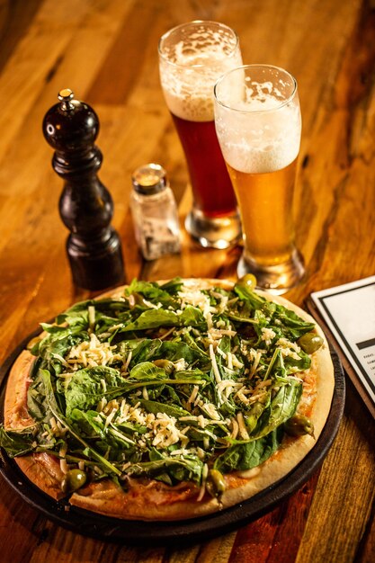 Hochwinkelansicht von Bier im Glas auf dem Tisch