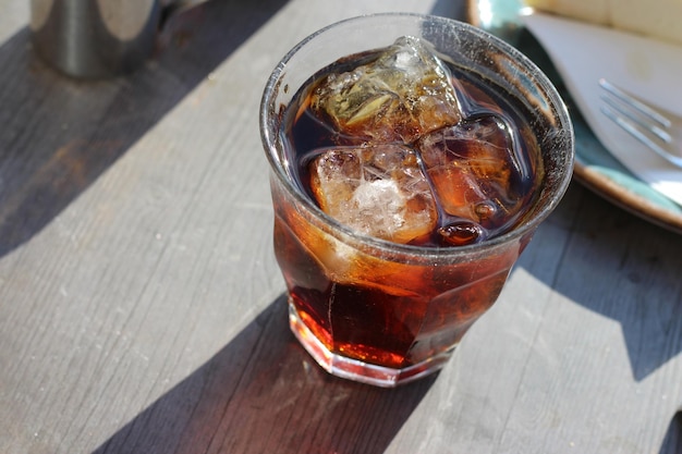 Hochwinkelansicht von Bier im Glas auf dem Tisch