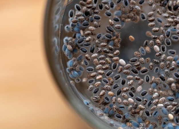 Hochwinkelansicht von Blasen im Glas auf dem Tisch