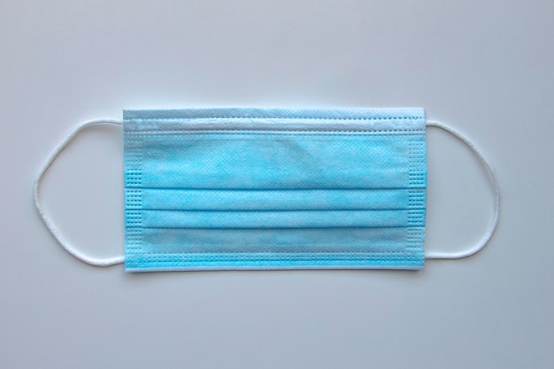 Hochwinkelansicht von Blau auf Tisch vor weißem Hintergrund