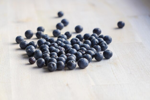 Foto hochwinkelansicht von blaubeeren auf dem tisch