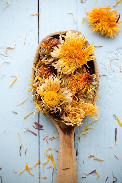 Foto hochwinkelansicht von blumen auf dem tisch