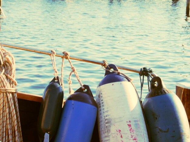 Foto hochwinkelansicht von bojen auf einem boot auf see