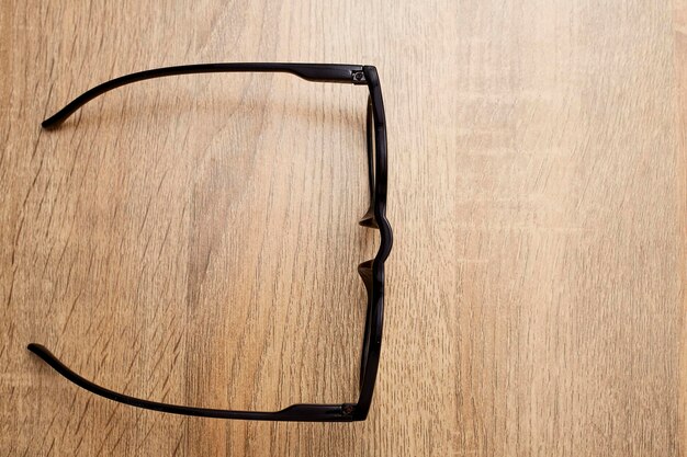 Foto hochwinkelansicht von brillen auf einem holztisch