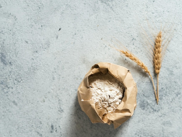 Hochwinkelansicht von Brot an der Wand