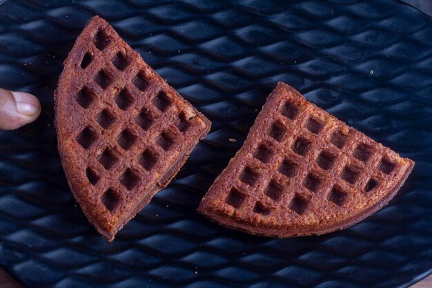 Foto hochwinkelansicht von brot auf metallgitter