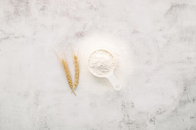 Foto hochwinkelansicht von brot auf weißem tisch