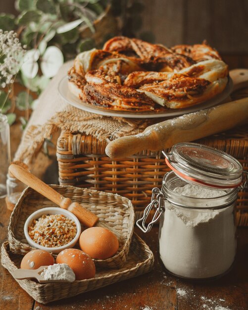 Foto hochwinkelansicht von brot im korb auf dem tisch