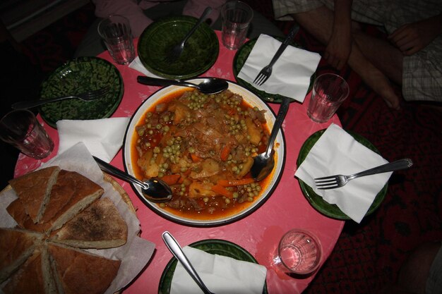 Foto hochwinkelansicht von brot und curry, die auf dem tisch serviert werden