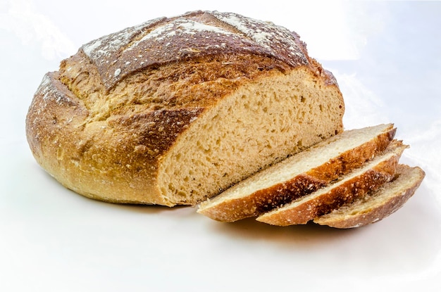 Foto hochwinkelansicht von brot vor weißem hintergrund