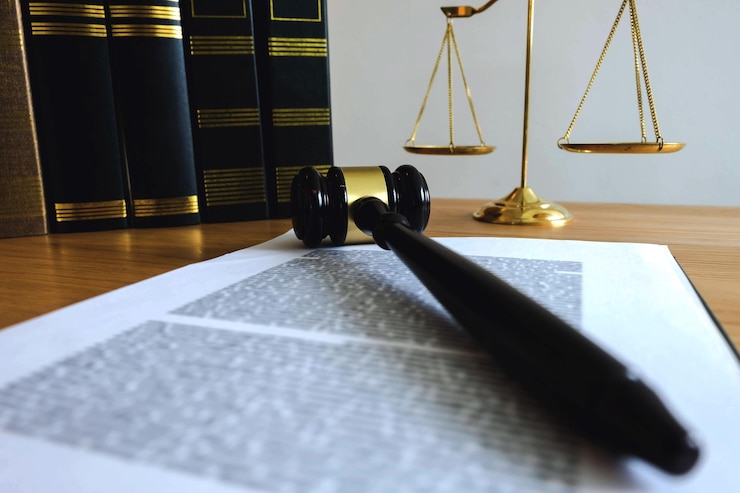 Foto hochwinkelansicht von buch und hammer auf dem tisch