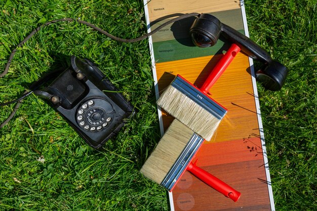 Foto hochwinkelansicht von büchern auf dem feld