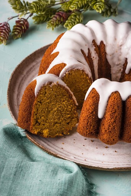 Foto hochwinkelansicht von bundtkuchen auf dem tisch