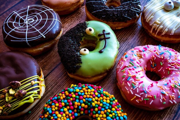 Foto hochwinkelansicht von bunten donuts auf einem holztisch