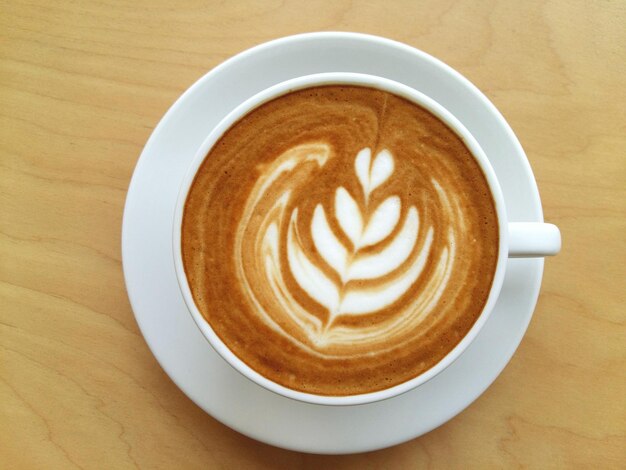 Foto hochwinkelansicht von cappuccino auf einem holztisch