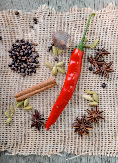 Foto hochwinkelansicht von chilischoten auf dem tisch