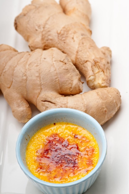 Hochwinkelansicht von Creme Brulee von Ingwer auf dem Tisch