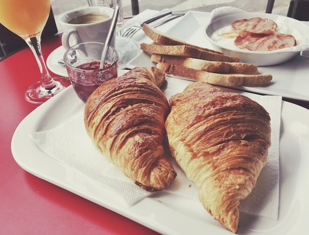 Foto hochwinkelansicht von croissants, die auf einem teller auf dem tisch serviert werden