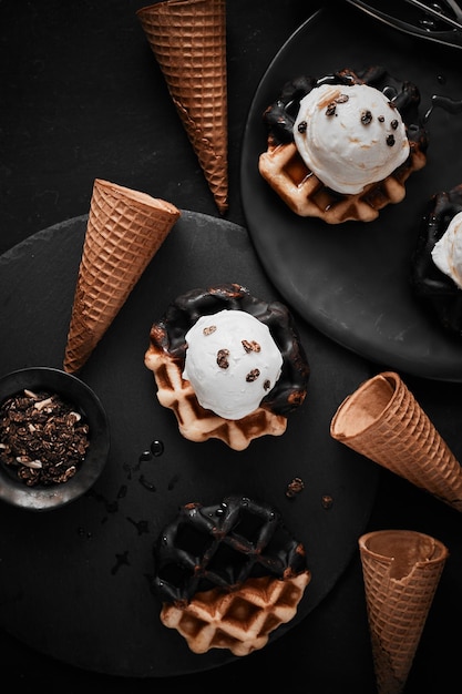 Hochwinkelansicht von Cupcakes auf dem Tisch